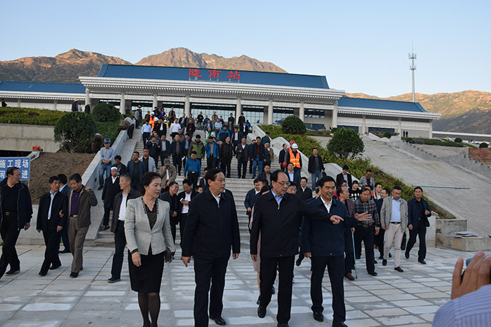 全國、省市政協(xié)委員體驗蘭渝鐵路、視察階州廣場