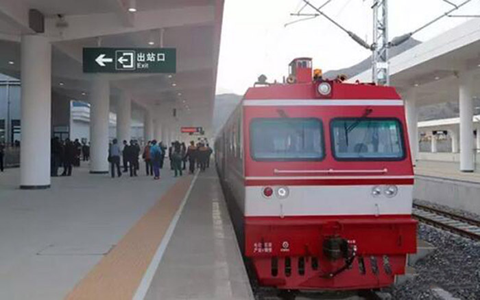 全國、省市政協(xié)委員體驗蘭渝鐵路、視察階州廣場