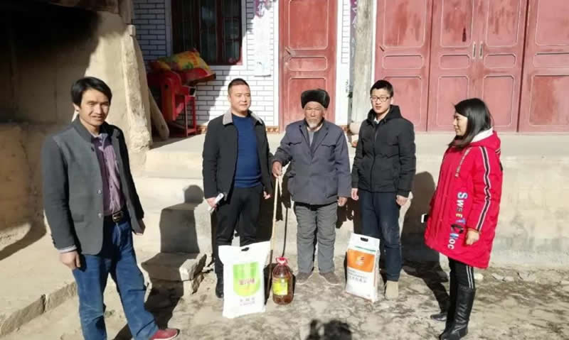 堅(jiān)持精準(zhǔn)幫扶，合力脫貧攻堅(jiān)——市龍江城鄉(xiāng)發(fā)展集團(tuán)、隴南太平洋財(cái)險(xiǎn)公司聯(lián)合開(kāi)展幫扶文縣橋頭鎮(zhèn)安子坡村2019年春節(jié)慰問(wèn)活動(dòng)