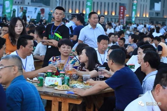 好嗨喲！隴南第一屆青島啤酒節(jié)開(kāi)幕啦，為期8天