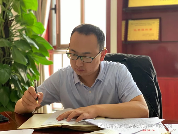 市龍江集團(tuán)“不忘初心、牢記使命”主題教育讀書(shū)班舉行結(jié)班式