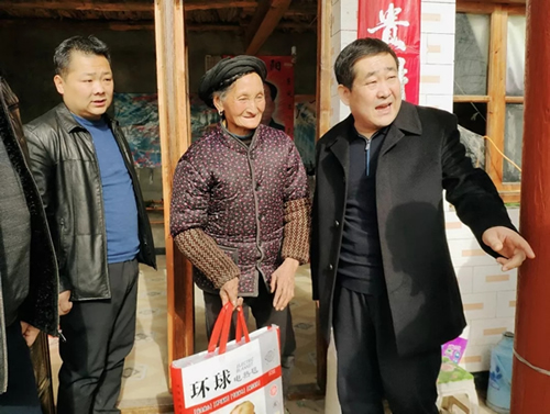 市龍江集團在文縣橋頭鎮(zhèn)安子坡村開展“解難題、辦實事、送溫暖”活動